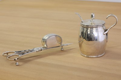 Lot 3 - A pair of George III silver scissor snuffers