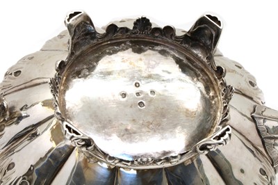 Lot 34 - A William IV Irish silver teapot
