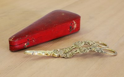 Lot 339 - A cased pair of George IV silver gilt grape scissors