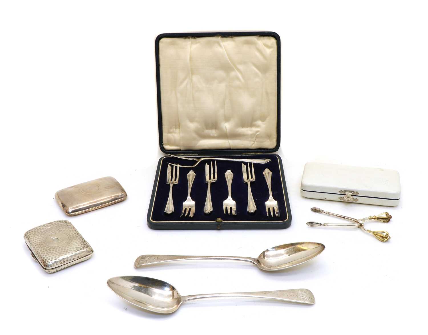 Lot 29 - A collection of silver items