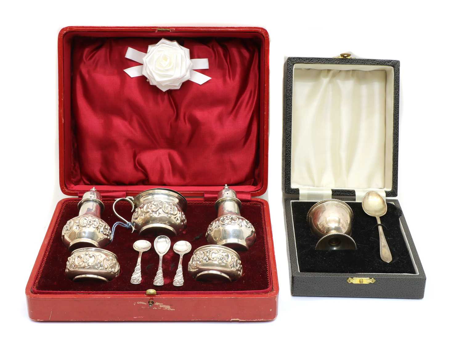 Lot 24 - An Edwardian cased silver cruet set