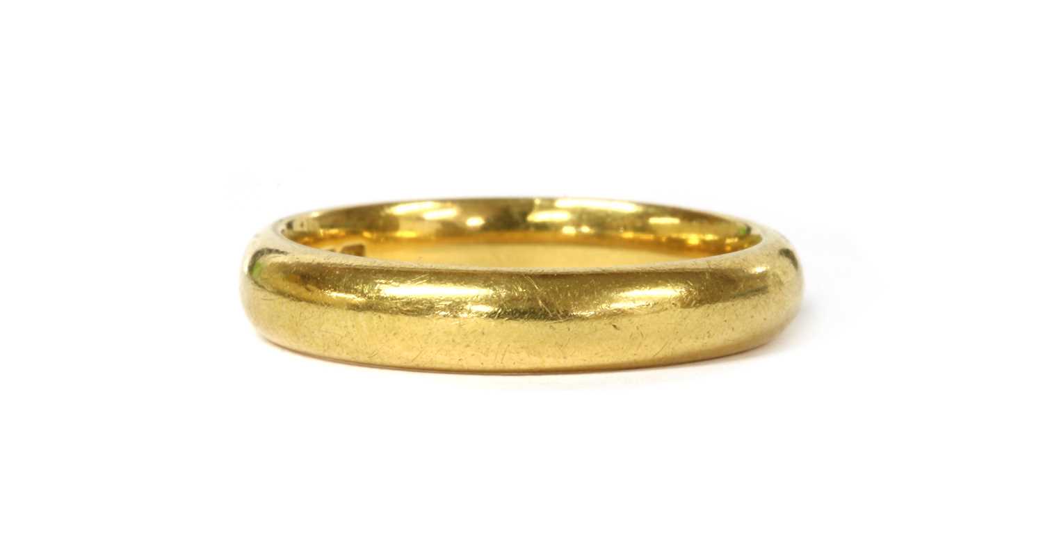 Lot 53 - A 22ct gold 'D' section wedding ring