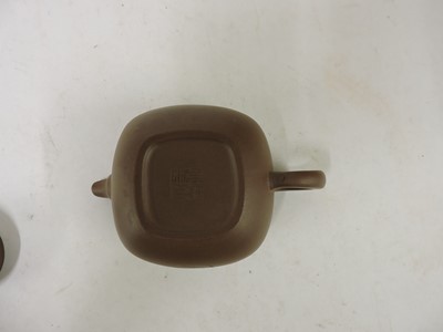 Lot 279 - A Yixing zisha teapot and cover