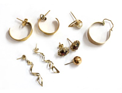 Lot 183 - A quantity of gold earrings