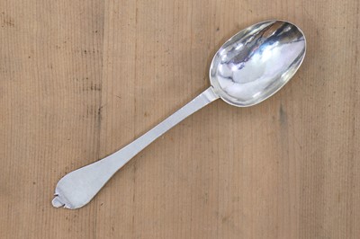 Lot 318 - A William III silver trefid spoon