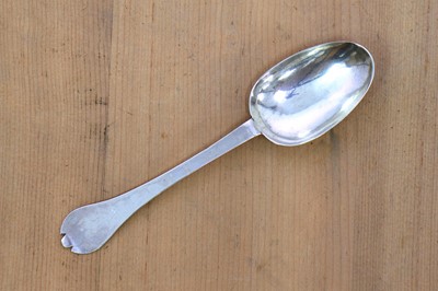 Lot 317 - A William III silver trefid spoon