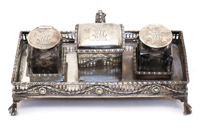 Lot 32 - A George III silver snuffers tray