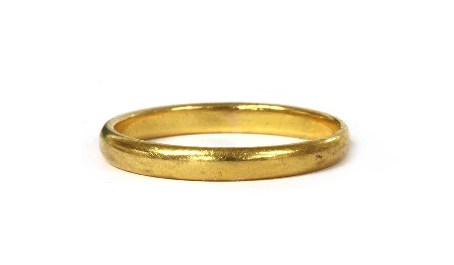 Lot 93 - A 22ct gold 'D' section wedding ring