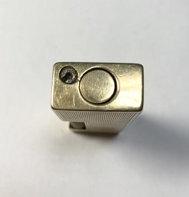 Lot 283 - A 9ct gold gas lighter