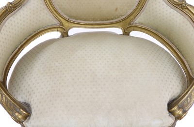 Lot 538 - A French Louis XV-style giltwood marquise