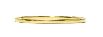 Lot 117 - An Italian gold hollow hinged oval bangle