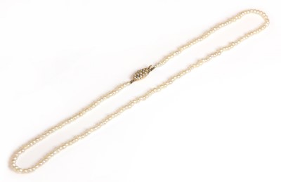 Lot 148 - A single row uniform pearl necklace