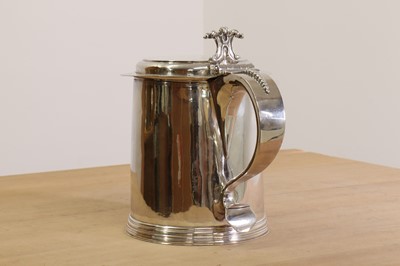 Lot 326 - A William and Mary silver tankard