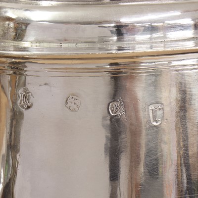 Lot 326 - A William and Mary silver tankard