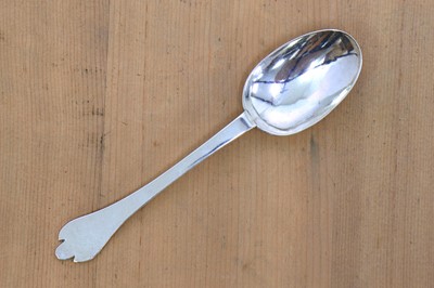 Lot 316 - A William III silver trefid spoon