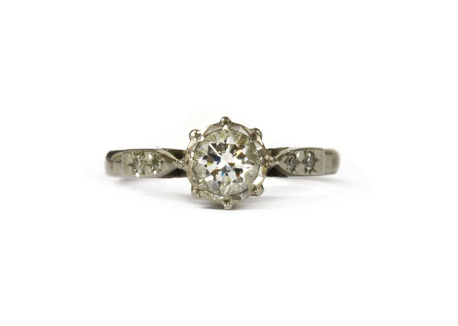 Lot 40 - An 18ct white gold diamond ring