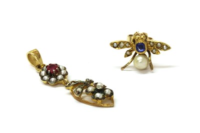 Lot 133 - A single gold sapphire and split pearl fly earring