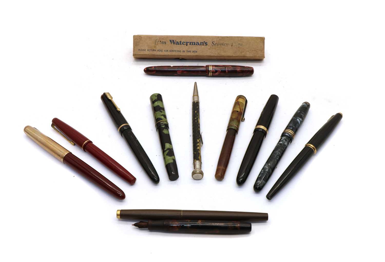 Lot 82 - A collection of five vintage Parker fountain pens