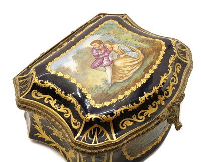 Lot 80 - A French porcelain trinket box