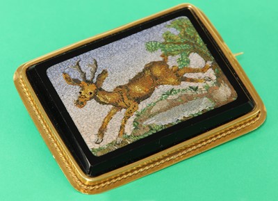 Lot 122 - A Victorian gold micromosaic brooch
