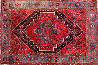 Lot 606 - A hand knotted Hamadan rug