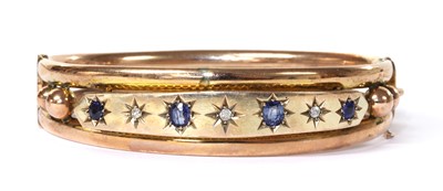 Lot 137 - An Edwardian diamond and sapphire hinged bangle, c.1920