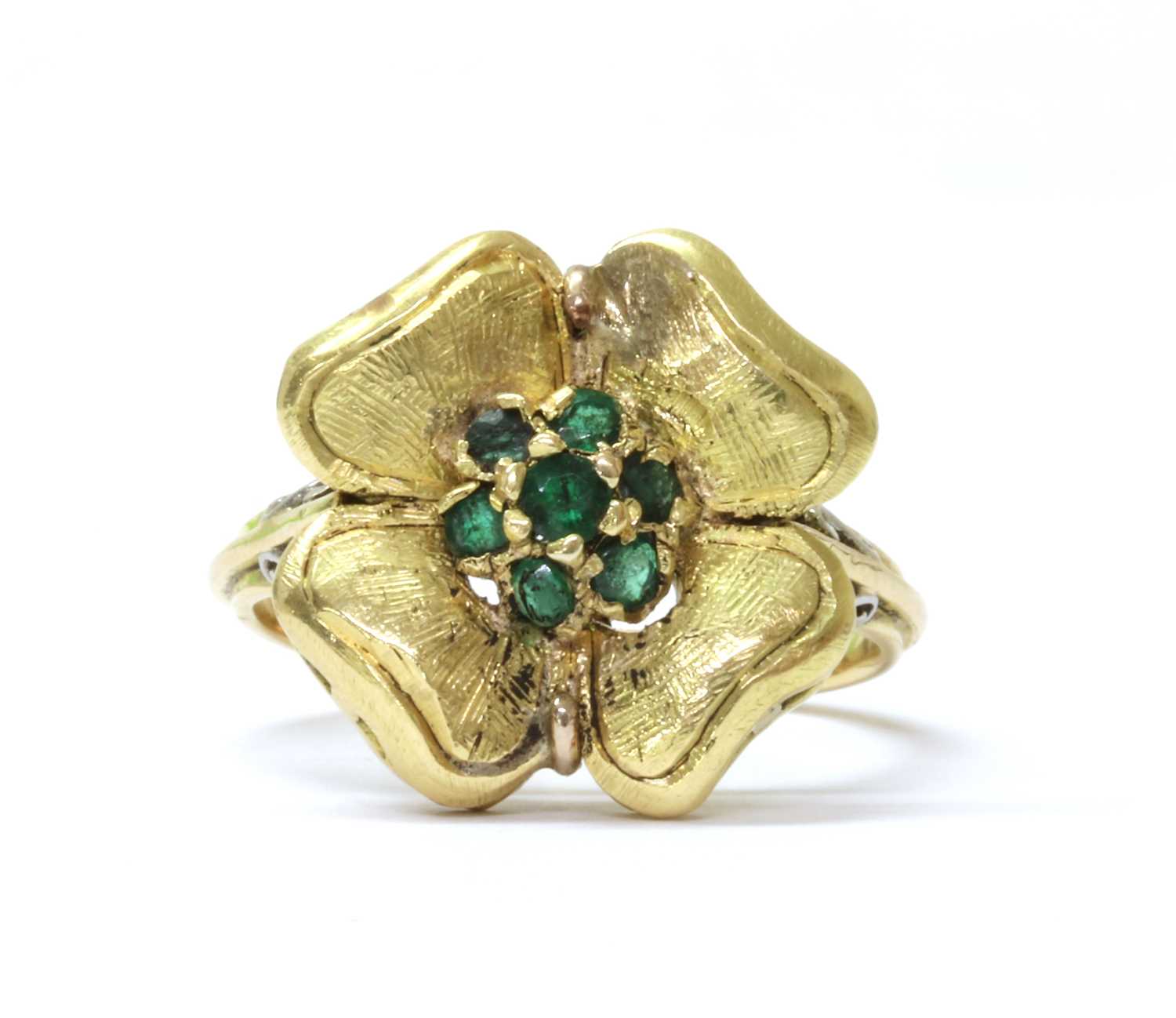 Lot 155 - A gold emerald cluster ring