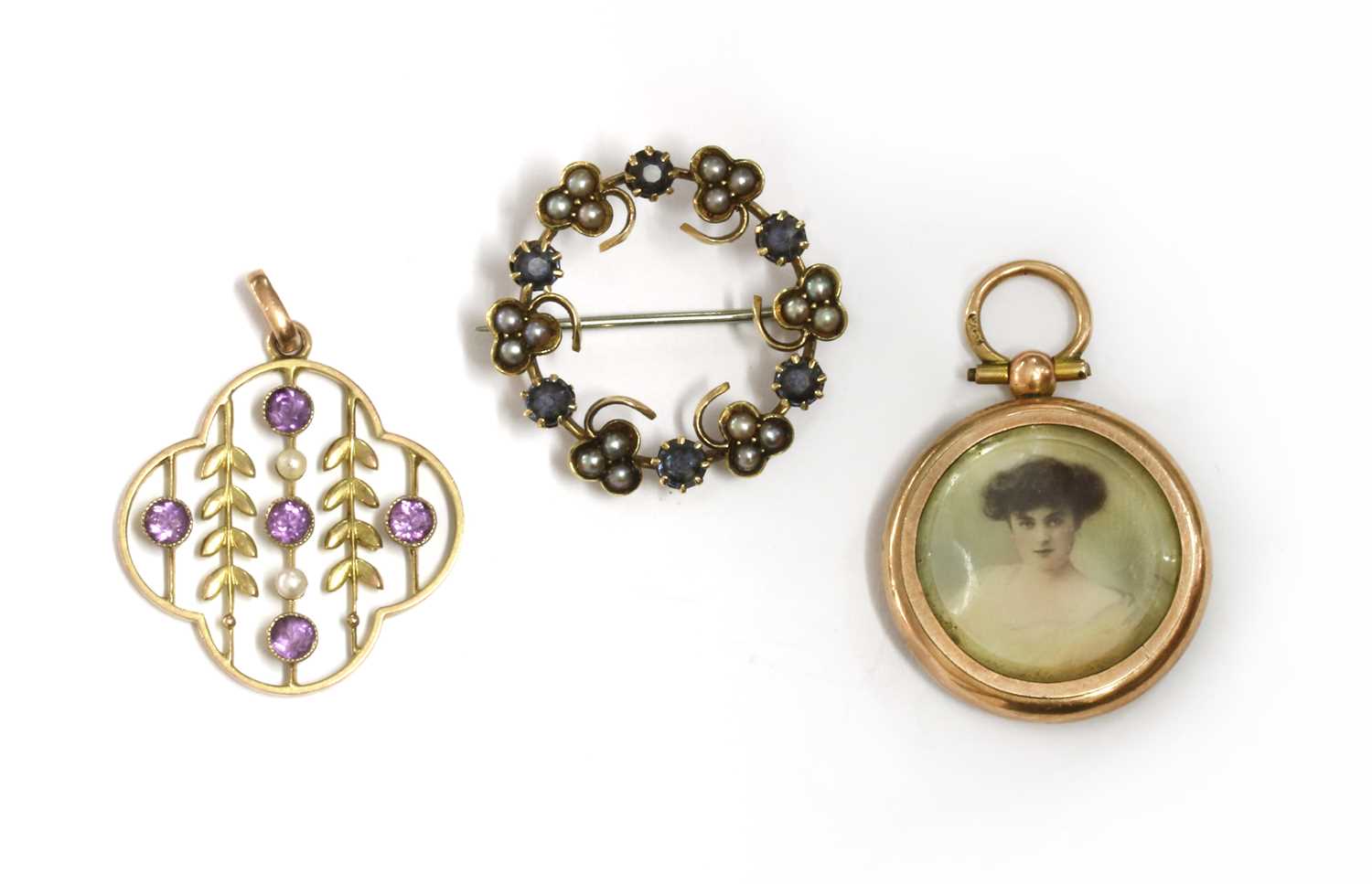 Lot 18 - An Edwardian gold sapphire and split pearl wreath brooch
