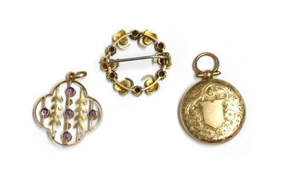 Lot 18 - An Edwardian gold sapphire and split pearl wreath brooch