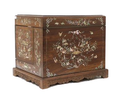 Lot 176 - A Chinese export drinks cabinet