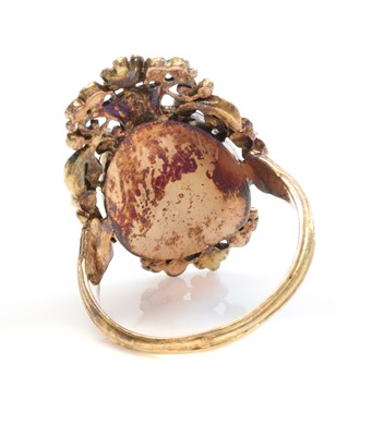 Lot 32 - A Georgian ruby, emerald and diamond painted miniature giardinetti ring