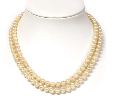 Lot 324 - A two row uniform cultured pearl necklace