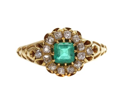 Lot 107 - A late Victorian emerald and diamond cluster ring