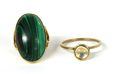 Lot 375 - A gold single stone malachite ring