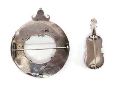 Lot 81 - A Scottish silver hardstone garter style circle brooch