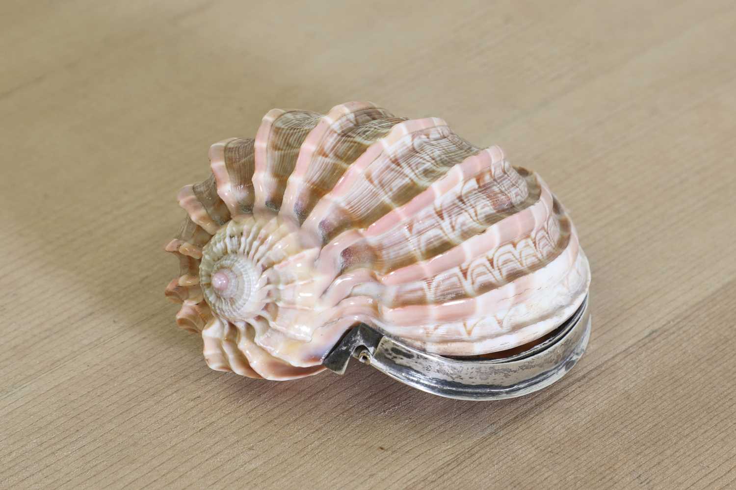 Lot 655 - An imperial harp shell box