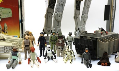 Lot 184 - A collection of Star Wars toys