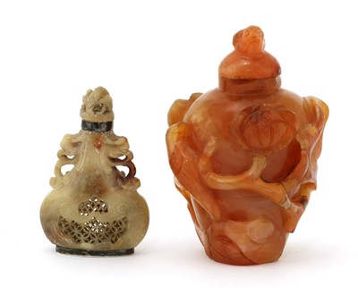 Lot 419 - A Chinese agate snuff bottle