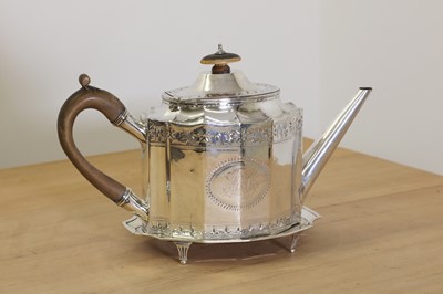 Lot 641 - A George III silver teapot and stand