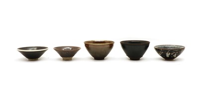 Lot 138 - A collection of five tea bowls