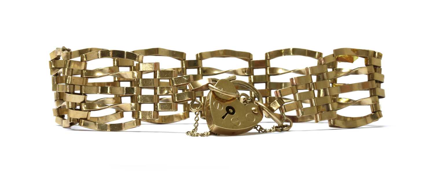 Lot 114 - A 9ct gold gate bracelet
