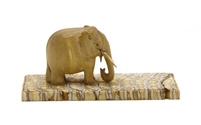 Lot 380 - A carved ivory elephant paperweight