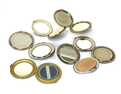 Lot 210 - A collection of six Art Deco compacts