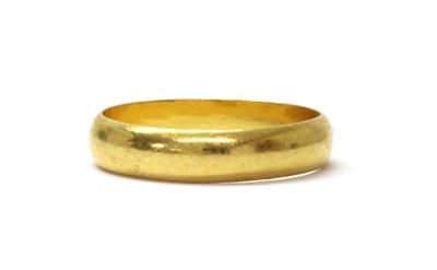 Lot 94 - A 22ct gold 'D' section wedding ring