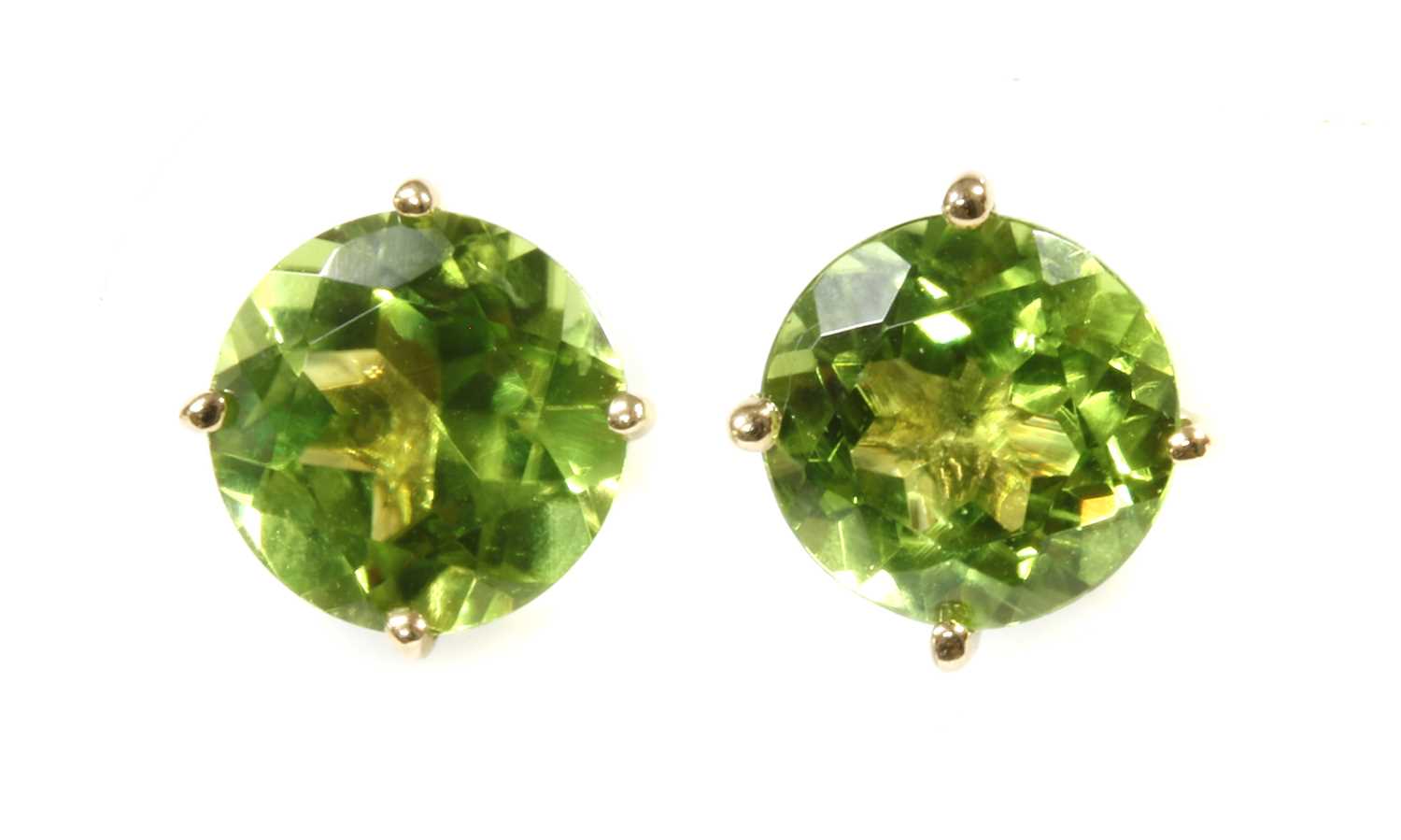 Lot 149 - A pair of single stone peridot stud earrings
