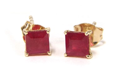 Lot 123 - A pair of gold single stone fracture filled ruby stud earrings