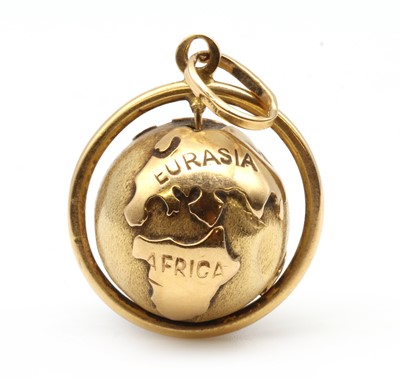 Lot 174 - An Italian gold globe spinner charm/pendant