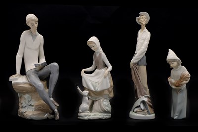 Lot 215 - A group of four Lladro figures