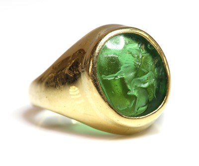 Lot 475 - An 18ct gold intaglio signet ring