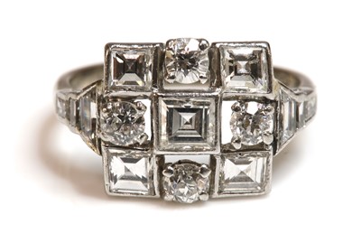 Lot 199 - An Art Deco diamond set square cluster ring